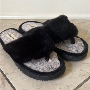 Dearfoams Dawgs Women's Black and Gray Fuzzy Slippers